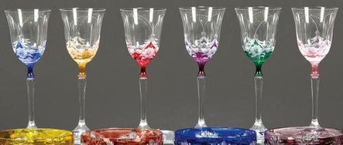  Juego de seis copas de licor de cristal Bohemia Royal Crystal grabadas a la rueda con flores y parcialmente esmaltadas de colores.