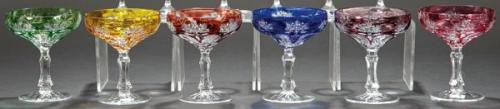  Juego de seis copas de champán de cristal de Bohemia tallado y parcialmente esmaltado en distintos colores.