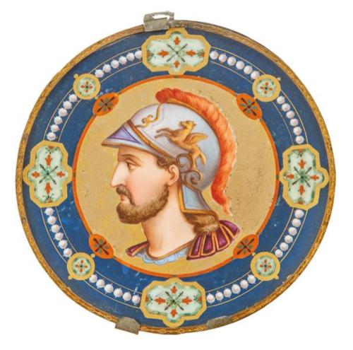  Plato pintado con rostro de guerrero clásico en porcelana de París y parcialmente dorado. Montura de latón.