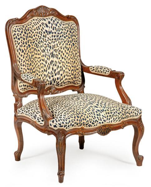  Butaca estilo Luis XV con respaldo a la reina en madera de haya teñida tallada y tapicería de época posterior.