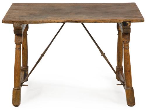  Bufete en madera de nogal, sobre patas torneadas en forma de columnas toscanas con fiadores rectos abalaustrados en hierro.