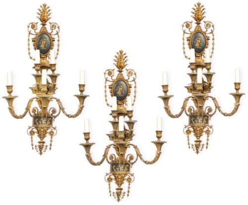  Juego de tres apliques de pared de bronce dorado y patinado h. 1940-50.