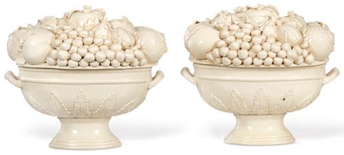  Pareja de centros de mesa en forma de copas con frutas y hojas en cerámica esmaltada en blanco de Bassano. Con marca en azul cobalto en la base.