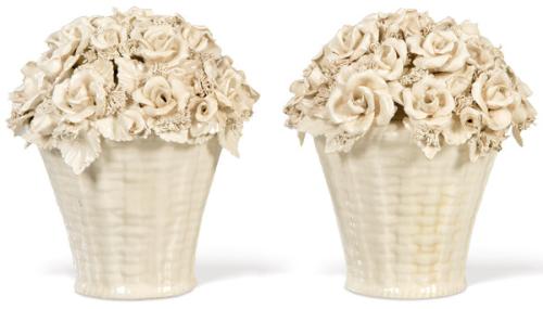  Pareja de centros de mesa en forma de cestas con flores y hojas en cerámica esmaltada en blanco de Bassano.