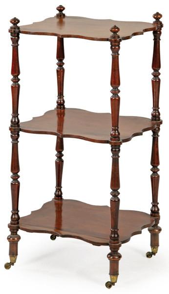  Whatnot victoriano en con tres baldas polilobuladas y patas torneadas sobre ruedas.