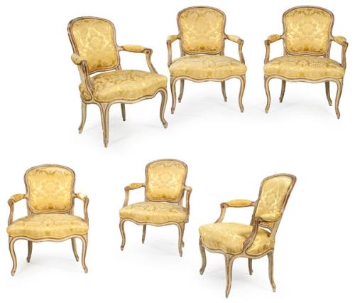  Conjunto de seis sillas Luis XV en madera tallada, pintada y parcialmente dorada. Con tapicería adamascada dorada.