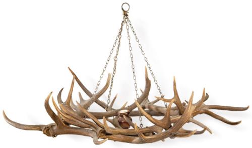  Lámpara de techo en suspensión con forma de cornamenta de venado.