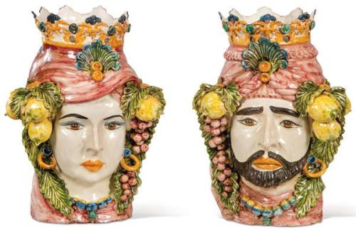  Pareja de maceteros en forma de cabezas de moros coronados en cerámica pintada y esmaltada firmados por G. Romano Caltagirone.