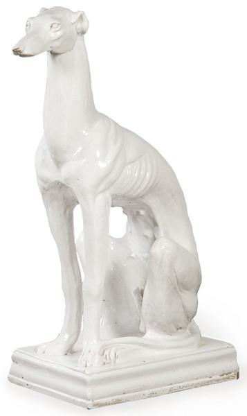  Figura de perro en cerámica esmaltada en blanco sobre base.