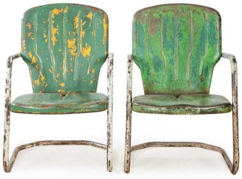  Dos sillas con estructura tubular de metal pintado en blanco y asiento en chapa de metal con restos de pintura verde. S. XX