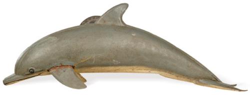  Delfín de pared de metal pintado.