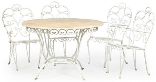  Cojunto de jardín formado por mesa de comedor con tapa circular de mármol y cuatro sillas en metal pintado de blanco.