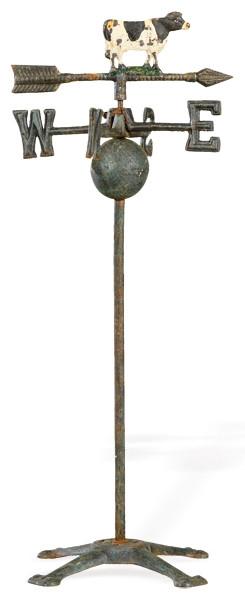 Veleta de hierro forjado con remate de vaca policromada.