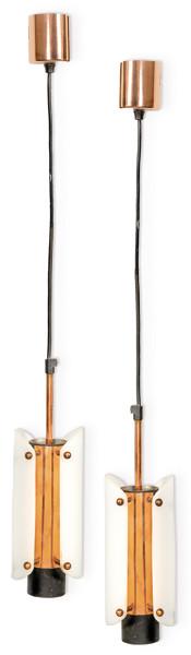  Pareja de lámparas de techo en suspensión Art Deco con estructura en metal y difusores en prolipropileno blanco.