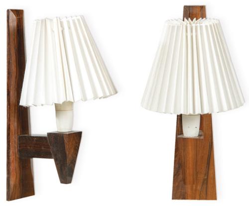  Pareja de lámparas Art Deco en madera de palisandro con tulipas plisadas en blanco.