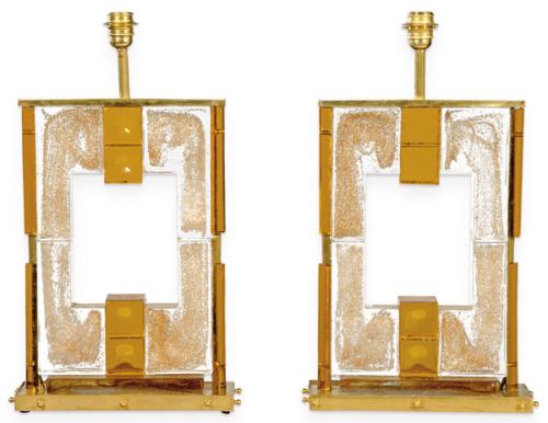  Pareja de lámparas de sobremesa de forma rectangular, con estructura de latón y cristal de Murano con incursiones doradas y ambar.