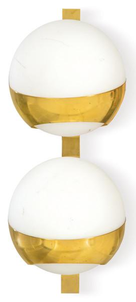  Aplique de pared con estructura de latón y difusores globulares en cristal opalino de color blanco.