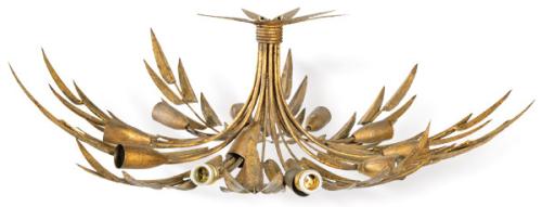  Lámpara de techo de diez brazos de luz de Ferroarte, en forma de ramas con hojas en metal dorado.