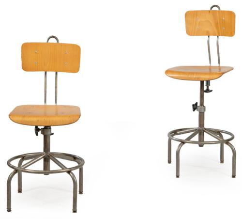  Dos sillas altas de arquitecto en madera de haya y estructura en metal.