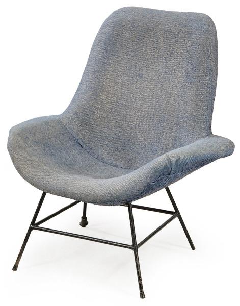  Sillón tapizado en gris sobre estructura en metal pintado en negro con patas oblicuas unidas por chambranas rectas. Años 50