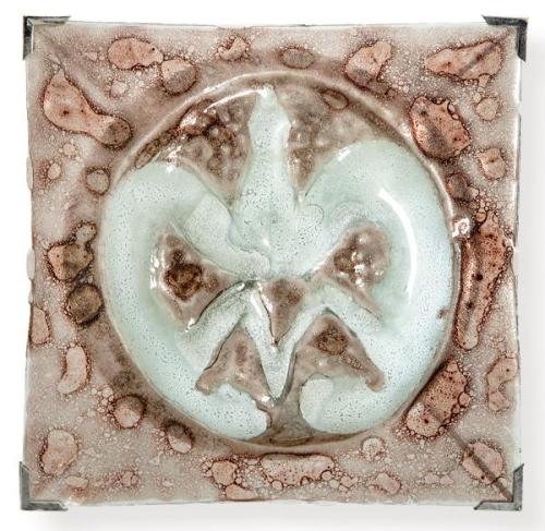  Aplique cuadrado en cristal soplado granate y azul con relieve en el centro sobre en estructura en metal cromado.