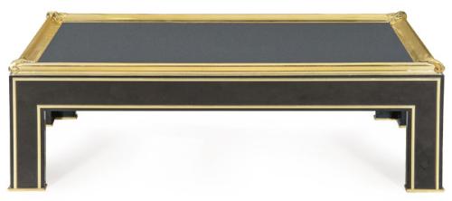  Mesa de centro de tapa rectangular en madera lacada en negro con superficie de cristal y detalles en latón