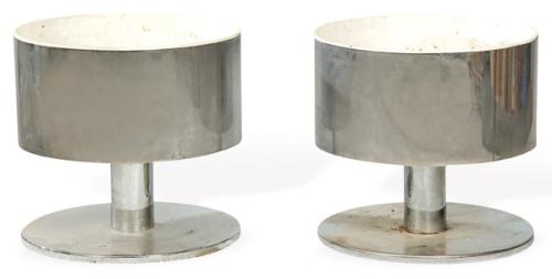  Pareja de jardineras cilíndricas en acero y metal lacado en blanco.