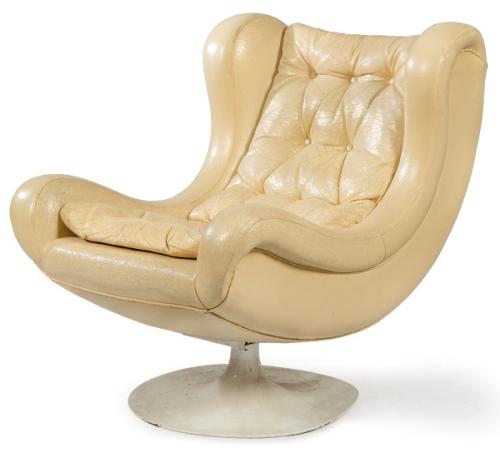  Butaca giratoria sobre estructura de metal lacado en blanco y tapicería capitoné en polipiel blanca. 
