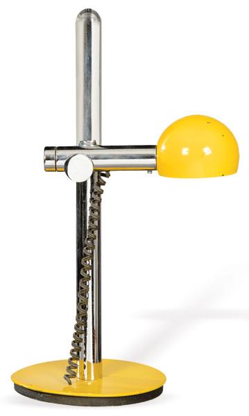 Lámpara de mesa de metal cromado y lacado en amarillo, con altura ajustable y cabezal de luz orientable. 
