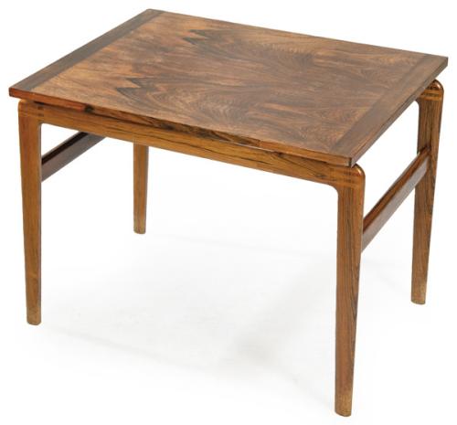  Mesa auxiliar cuadrada en madera de palisandro, con patas unidas por chambranas rectas.