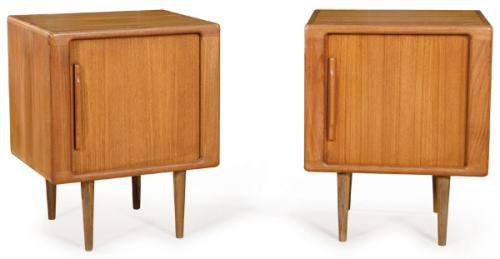  Pareja de mesillas de noche en madera de teca de Dyrlund con puertas correderas que revelan un interior con balda central, sobre patas troncocónicas. Dinamarca, años 60