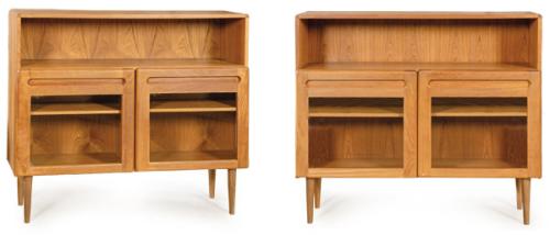  Pareja de aparadores en madera de teca, con cuerpo superior abierto sobre una vitrina de dos puertas molduradas que revela un interior con baldas, sobre patas cónicas. Dinamarca, años 80
