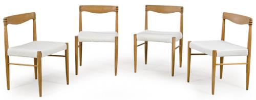 Conjunto de 4 sillas de Henry W. Klein (1919-1991) con estructura en madera de roble y tapizado en blanso sobre patas rectas . Dinamarca, años 50