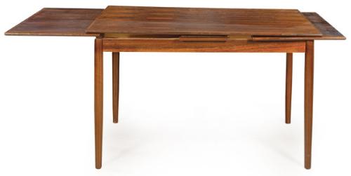  Mesa de comedor en madera de palisandro, extensible en los laterales, sobre patas rectas. Dinamarca, años 60.