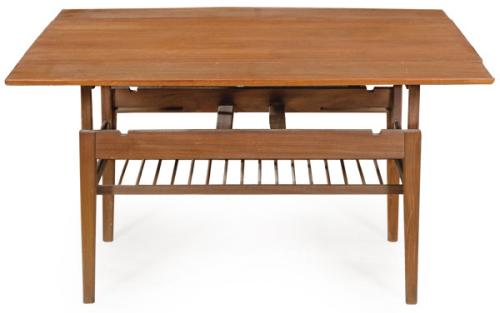  Kai Kristiansen (1929-) para Vildbjerg Møbelfabrik. Mesa de centro modelo "Elevator" en madera de teca, de alas extensibles, con capacidad para elevarse y una balda inferior. Dinamarca, años 60.