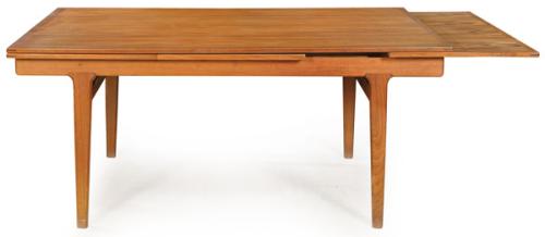  Mesa de comedor extensible en madera de teca sobre patas rectas unidas por chambrana. Dinamarca, años 60