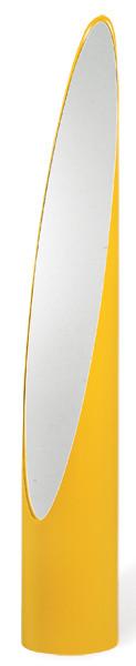  Espejo siguiendo el modelo Lipstick de Roger Lecal, en madera lacada en amarillo.
