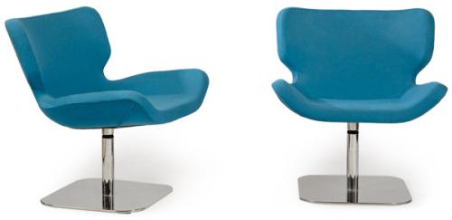  Pareja de butacas giratorias con sistema de retroceso de TONON, con estructura de metal cromado y tapicería de tela azul.