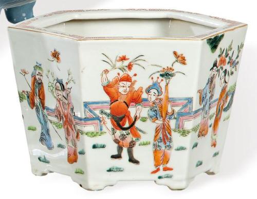  Macetero poligonal de porcelana china con esmaltes polícromos pp. S. XX