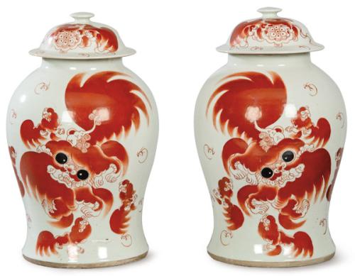  Pareja de tibores de porcelana china en rojo de hierro y negro, Dinastía Qing ff. S. XIX.