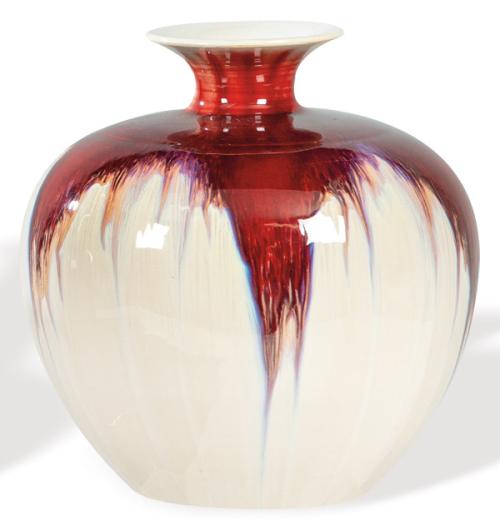  Jarrón esférico de porcelana china con vidriado Sangre de Toro flambeado en blanco con marca en la base de Jingdezhen h. 1950-70.