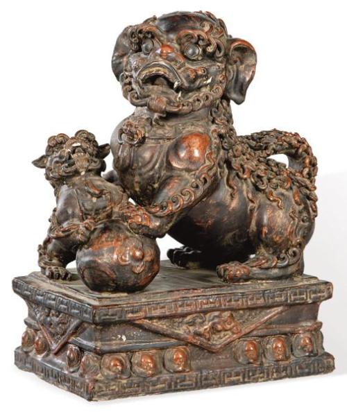  Gran León de Foo en cerámica china con vidriado melado con toques de negro S. XX.