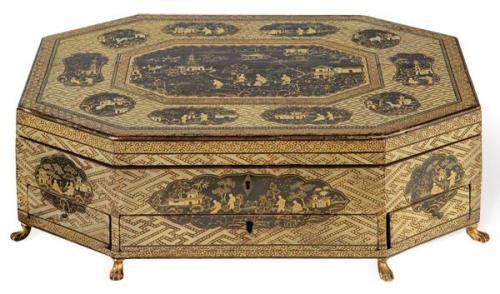  Costurero octogonal chino de madera lacada en negro con decoración dorada, Dinastía Qing S. XIX.