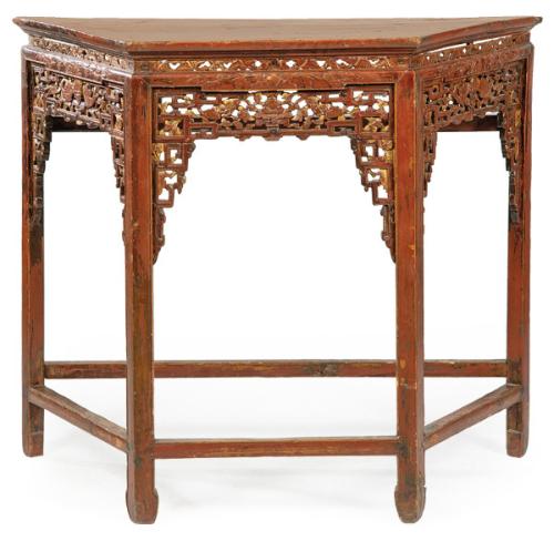  Consola china con decoración floral y restos de dorado