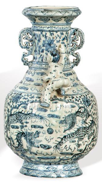  Jarrón de porcelana china azul y blanco S. XX.