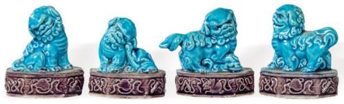  Dos parejas de leones de Foo miniatura en porcelana china vidriada en turquesa y berengenea primera mitad S. XX.
