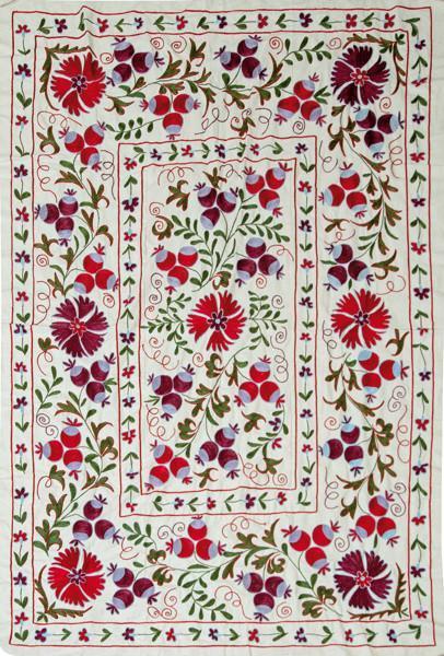  Tela Souzani en algodón con bordados florales en rojo, verde y marrón, Azaerbayan S. XX.