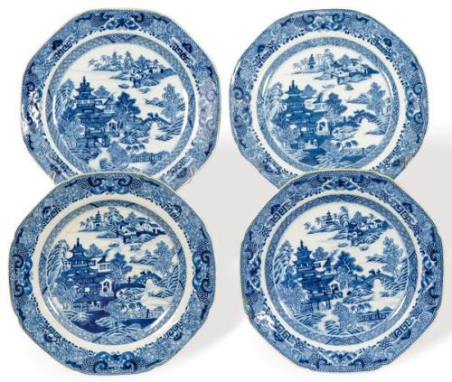  Juego de cuatro platos de porcelana de Compañía de Indias azul y blanco, Dinastía Qing, época de Qianlong (1736-95).