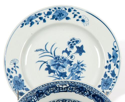 Plato de porcelana de Compañía de Indias azul y blanco, época de Qianlong (1736-95)