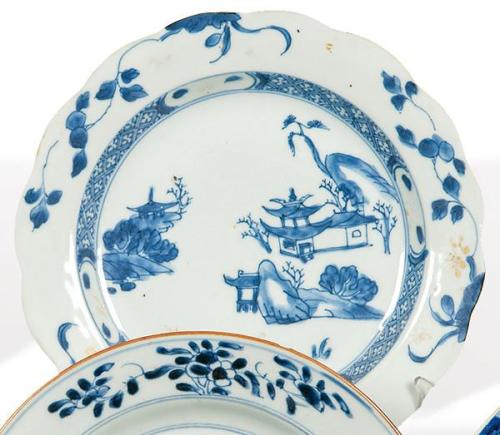  Plato de porcelana de Compañía de Indias azul y blanco, Dinastía Qing, época de Qianlong (1736-95)